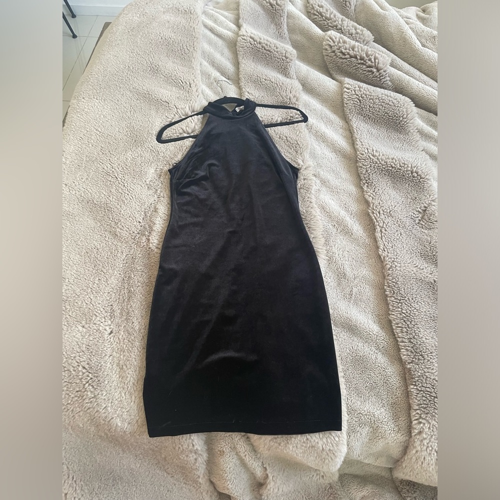 Short black valvet dress